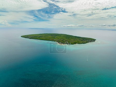 Téléchargez les photos : Île tropicale avec une plage en pleine mer. Virgin Island, Philippines. - en image libre de droit
