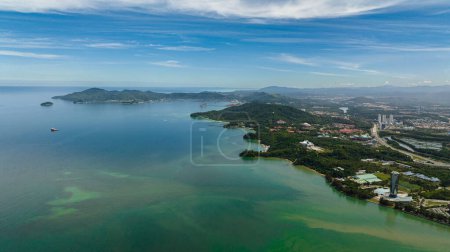 Foto de Dron aéreo de la ciudad de Kota Kinabalu en la isla de Borneo. Sabah, Malasia. - Imagen libre de derechos