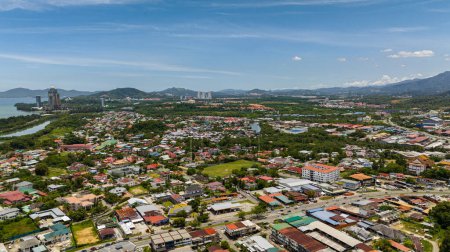 Foto de Vista aérea de Kota Kinabalu con zonas residenciales, calles y casas. Borneo, Sabah, Malasia. - Imagen libre de derechos