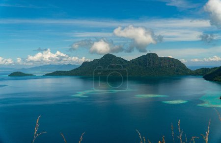 Foto de Escénica panorámica del Parque Marino Tun Sakaran con islas tropicales. Semporna, Sabah, Malasia. - Imagen libre de derechos