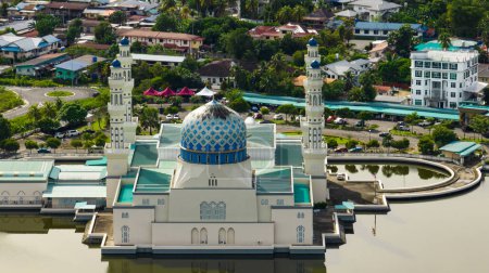 Foto de Mezquita Bandaraya Kota Kinabalu En Likas Kota Kinabalu, Sabah, Borneo. - Imagen libre de derechos