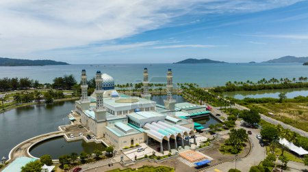 Foto de Vista superior de la masjid Bandaraya Kota Kinabalu junto al mar. Mezquita de la ciudad. Sabah, Borneo. Malasia. - Imagen libre de derechos