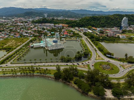 Foto de Vista aérea de la ciudad de atracción turística mezquita Bandaraya Kota Kinabalu. Sabah, Borneo. Malasia. - Imagen libre de derechos