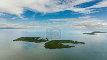 Foto de Islas tropicales con selva en el mar azul. Bantayan, Filipinas. - Imagen libre de derechos