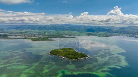 Foto de Paisaje marino con isla tropical y mar azul. Negros. Filipinas. - Imagen libre de derechos