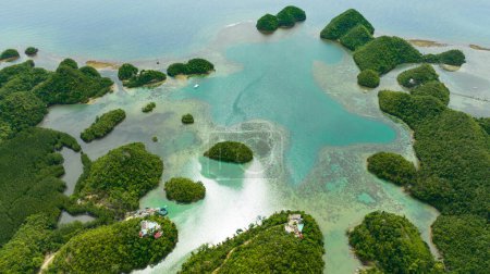 Drohnen von Kalksteinhügeln in einer wunderschönen Bucht. Lagune mit tropischen Inseln. Sipalay, Negros, Philippinen.