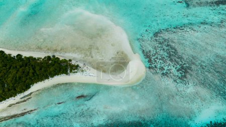 Foto de Vista aérea de la isla tropical Mataking con arrecife de coral y vista al atolón desde arriba. Parque Marino Tun Sakaran. Borneo, Sabah, Malasia. - Imagen libre de derechos