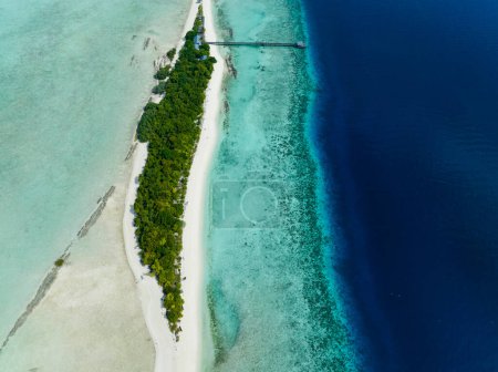 Foto de Vista superior de atolón e isla tropical Mataking con playa. Parque Marino Tun Sakaran. Borneo, Sabah, Malasia. - Imagen libre de derechos
