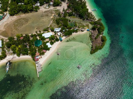 Téléchargez les photos : Une île tropicale et une belle plage. Lagune Balidbid, île de Bantayan, Philippines. - en image libre de droit