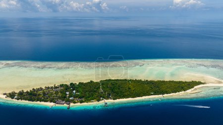 Foto de Hermosa isla con playa de arena en el mar tropical. Mataking islet.Tun Sakaran Marine Park. Borneo, Sabah, Malasia. - Imagen libre de derechos