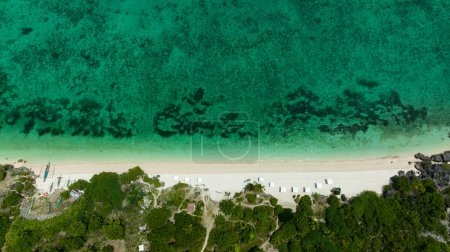 Téléchargez les photos : Vue aérienne d'une belle plage de sable avec palmiers et mer calme. Île de Bantayan, Philippines. - en image libre de droit