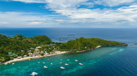 Tropische Insel mit Strand. Apo Island. Beliebter Tauchplatz und Schnorchelziel bei Touristen. Negros, Philippinen.