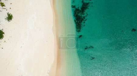 Foto de Hermosa playa de arena y el océano con olas. Pagudpud, Ilocos Norte Filipinas - Imagen libre de derechos