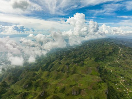 Téléchargez les photos : Les pentes des montagnes et des collines dans le brouillard. Osmena Peak. Paysage montagneux. Cebu Philippines. - en image libre de droit