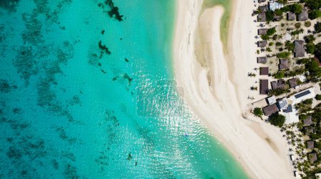 Téléchargez les photos : Vue aérienne de la plage tropicale et de l'eau turquoise claire sous les tropiques. Île de Bantayan, Philippines. - en image libre de droit