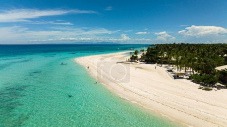 Téléchargez les photos : Drone aérien de belle plage tropicale et mer bleue. Île de Bantayan, Philippines. - en image libre de droit
