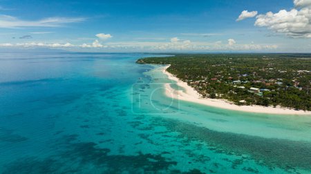 Téléchargez les photos : Vue aérienne de l'île tropicale avec une belle plage. Kota Beach. Île de Bantayan, Philippines. - en image libre de droit