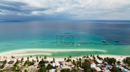 Téléchargez les photos : Vue aérienne du paysage tropical avec une belle plage. Île de Bantayan, Philippines. - en image libre de droit