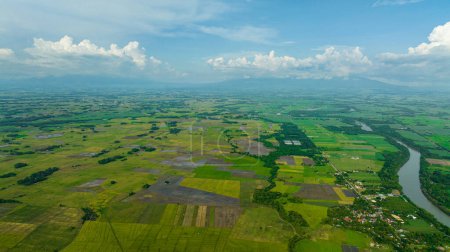 Téléchargez les photos : Vue aérienne de la vallée avec rivière et terres agricoles à la campagne. Rivière Hinigaran. Negros, Philippines - en image libre de droit