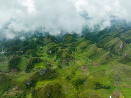 Téléchargez les photos : Vue sur les montagnes verdoyantes et les collines couvertes de nuages. Osmena Peak. Paysage montagneux. Cebu Philippines. - en image libre de droit