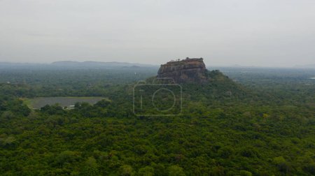 Téléchargez les photos : Sigiriya ou Sinhagiri est une ancienne forteresse rocheuse située dans le nord du district de Matale près de la ville de Dambulla dans la province centrale, Sri Lanka
. - en image libre de droit