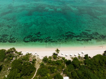 Blick von oben auf tropischen Sandstrand und blaues Meer. Bantayan Island, Philippinen.
