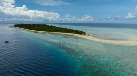 Foto de Vista superior de la isla tropical Mataking con arrecife de coral y vista al atolón desde arriba. Parque Marino Tun Sakaran. Borneo, Sabah, Malasia. - Imagen libre de derechos