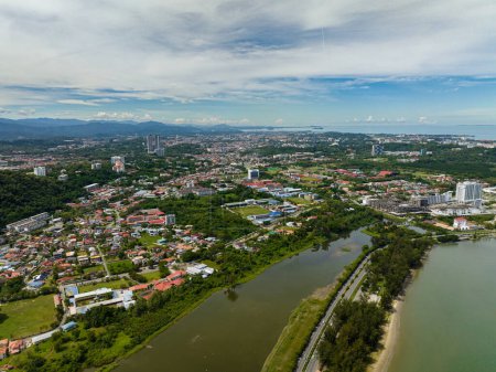 Foto de Dron aéreo de panorama de la ciudad de Kota Kinabalu con edificios modernos. Borneo, Sabah, Malasia. - Imagen libre de derechos