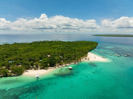 Téléchargez les photos : Belle plage de paysage marin avec de l'eau turquoise. Virgin Island, Philippines. - en image libre de droit