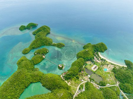 Téléchargez les photos : Vue aérienne des îles tropicales dans une magnifique baie avec eau turquoise et lagune. Sipalay, Negros, Philippines. - en image libre de droit
