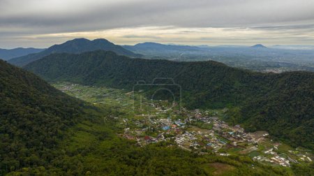 Foto de Vista superior de la ciudad entre montañas y tierras de cultivo en un valle de montaña. Sumatra, Indonesia. - Imagen libre de derechos