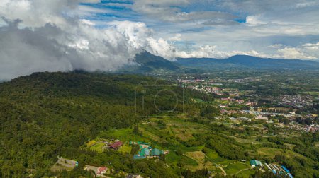 Foto de Vista aérea de la ciudad de Berastagi entre las tierras de cultivo en las hermosas tierras altas de Karo. Sumatra. Países Bajos. - Imagen libre de derechos