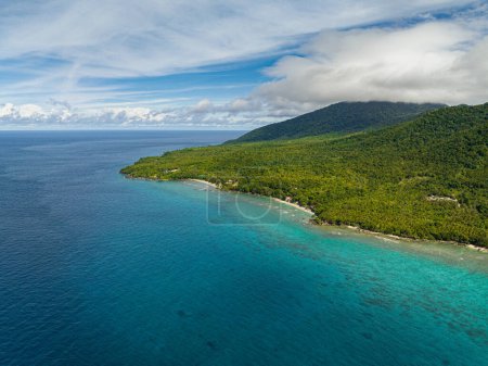 Téléchargez les photos : Vue aérienne de l'île de Weh avec jungle et mer bleue. Aceh, Indonésie. - en image libre de droit