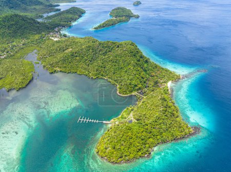 Luftaufnahmen von Lagunen und Buchten mit türkisfarbenem Wasser zwischen den Inseln. Weh Island. Indonesien.