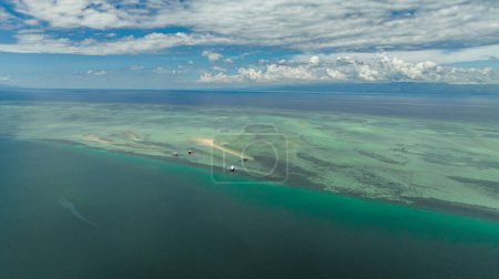 Foto de Aerial drone of Manjuyod sandbar in the sea on the atoll. Negros, Filipinas. - Imagen libre de derechos