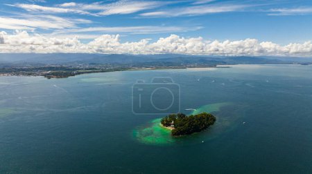 Foto de La costa de la isla de Borneo y la isla de Mamutik. Tunku Abdul Rahman National Park. Kota Kinabalu, Sabah, Malasia. - Imagen libre de derechos