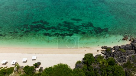 Téléchargez les photos : Drone aérien de plage tropicale avec palmiers et un océan bleu. Île de Bantayan, Philippines. - en image libre de droit