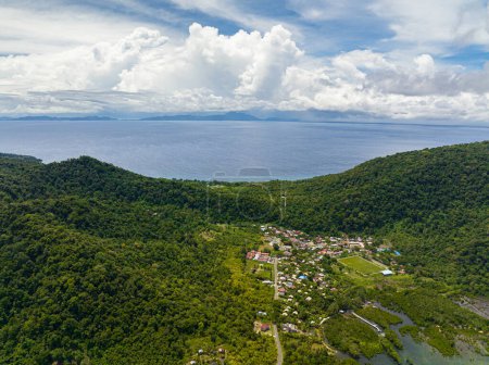 Téléchargez les photos : Vue sur l'île de Weh couverte de jungle et de forêt. Aceh, Indonésie. - en image libre de droit