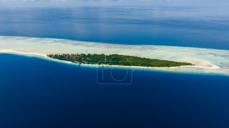 Foto de Dron aéreo de atolón e isla tropical Mataking con playa. Parque Marino Tun Sakaran. Borneo, Sabah, Malasia. - Imagen libre de derechos
