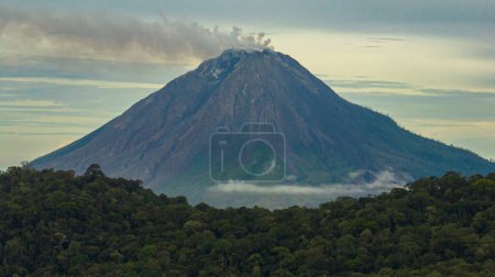 Foto de Monte Sinabung estratovolcán activo cubierto de nubes. Sumatra, Indonesia. - Imagen libre de derechos