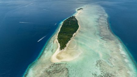 Foto de Isla tropical Mataking con arrecife de coral y vista al atolón desde arriba. Parque Marino Tun Sakaran. Borneo, Sabah, Malasia. - Imagen libre de derechos