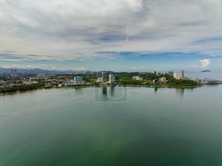 Foto de Vista de la ciudad de Kota Kinabalu desde el mar. Borneo, Sabah, Malasia. - Imagen libre de derechos