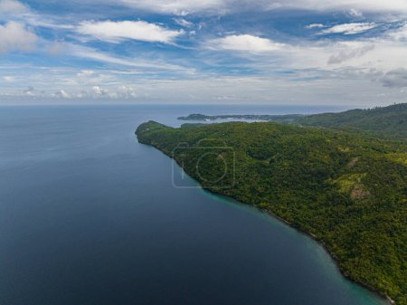 Téléchargez les photos : Vue aérienne de la côte de l'île de Weh avec forêt tropicale et jungle. Aceh, Indonésie. - en image libre de droit