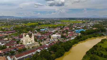 Téléchargez les photos : Banda Aceh est la capitale et la plus grande ville de la province d'Aceh vue d'en haut. Sumatra, Indonésie. - en image libre de droit