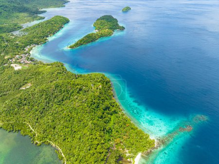 Téléchargez les photos : Lagunes et baies avec de l'eau turquoise parmi les îles. Weh Island. Indonésie. - en image libre de droit