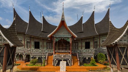Foto de Palacio de los sultanes construido en estilo tradicional. Istano Silinduang Bulan. Sumatra, Indonesia. - Imagen libre de derechos