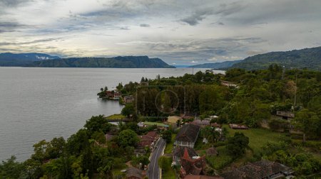 Foto de Lago Toba y Samosir Island. Tuk Tuk pueblo tradicional y destino turístico. Sumatra, Indonesia. Paisaje tropical. - Imagen libre de derechos