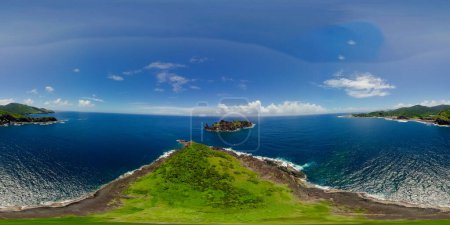 Spanischer Leuchtturm auf tropischer Insel und blauem Ozean. Insel Palaui, Kap Engano, Insel Dos Hermanas. Philippinen. VR 360.