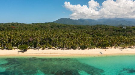 Foto de Vista aérea de la playa tropical con palmeras. Pagudpud, Ilocos Norte, Filipinas. - Imagen libre de derechos