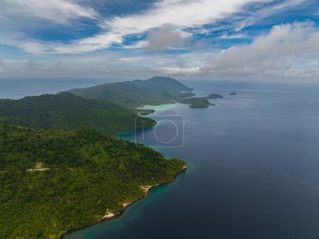 Téléchargez les photos : Drone aérien de la côte de l'île de Weh avec forêt tropicale et jungle. Aceh, Indonésie. - en image libre de droit